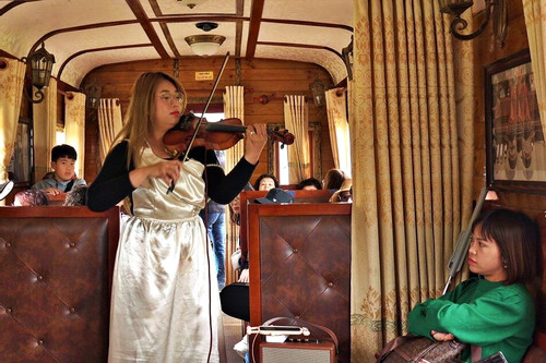 Du khách đi tàu cổ ở Đà Lạt thích thú được xem biểu diễn violon, guitar miễn phí
