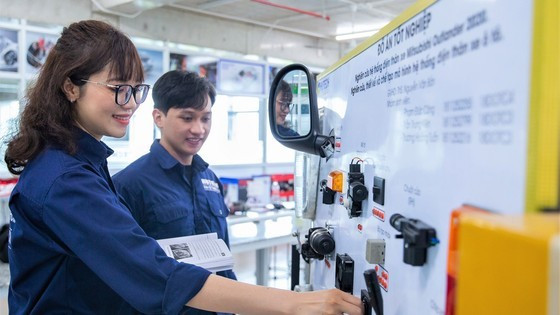 Students majoring in Automotive Engineering Technology at Ho Chi Minh City University of Technology (HUTECH) introduce the graduation projects ảnh 2