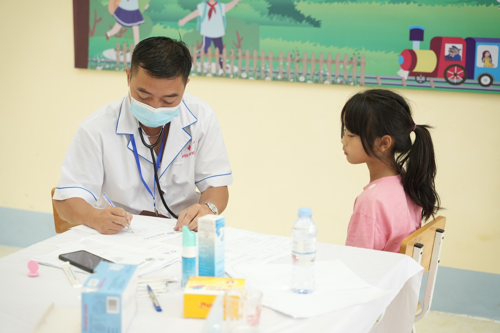 Học sinh vùng cao được khám chữa bệnh miễn phí