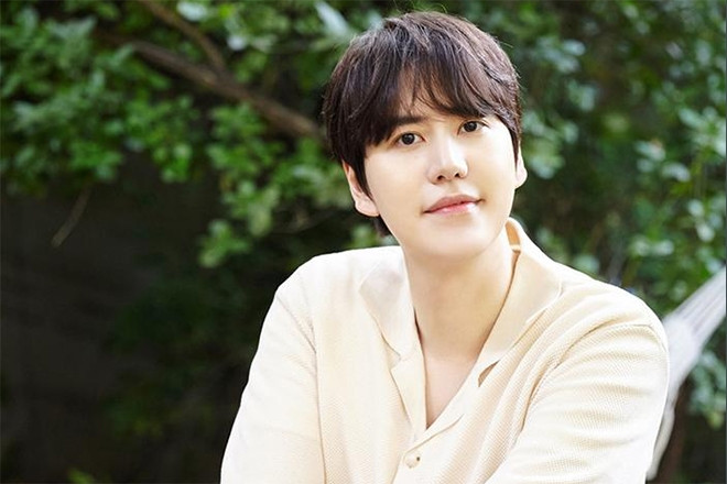 Kyuhyun Super Junior bị fan 'cuồng' đột nhập hậu trường, cầm dao tấn công