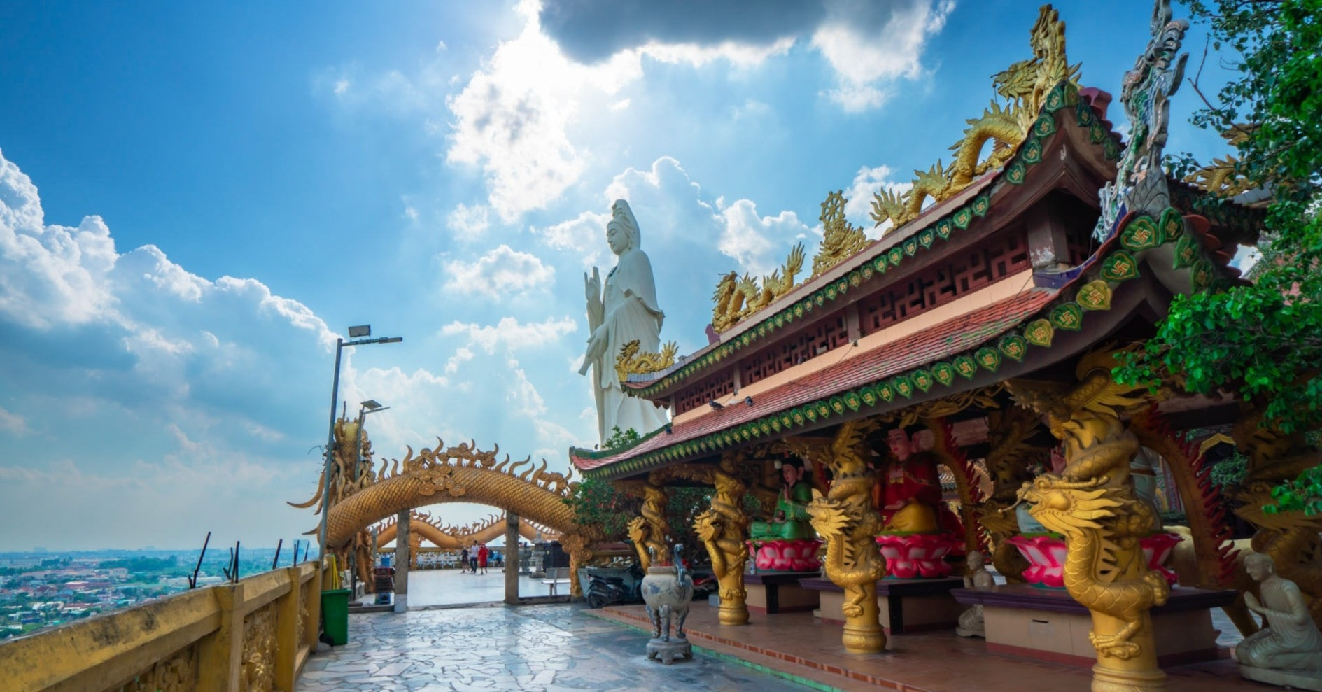 CẢNH QUAN YÊN BÌNH CỦA NGÔI CHÙA NỔI TIẾNG GIỮA LÒNG THÀNH PHỐ SÔI ĐỘNG