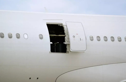 Nữ hành khách cố mở cửa thoát hiểm máy bay do 'phê' ma túy đá