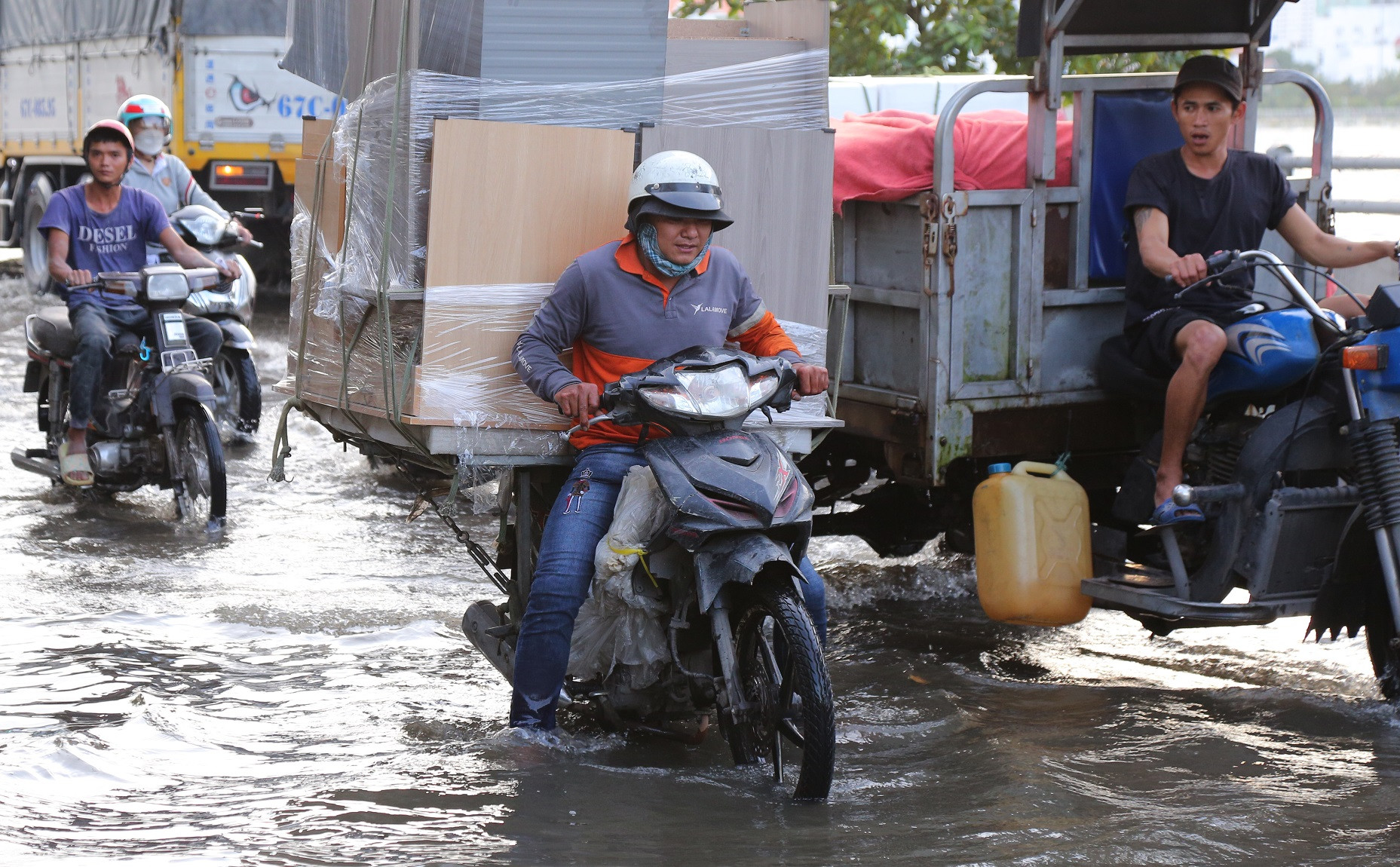 Gallery - Triều cường rằm tháng 10 đạt đỉnh, nhiều đường ở TP.HCM ngập ngang sông