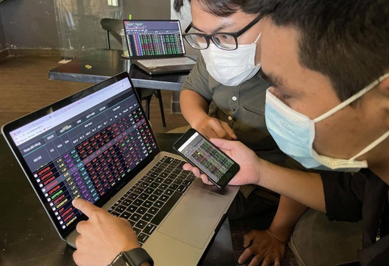 Investors are closely monitoring the stock market (Photo: SGGP) ảnh 1