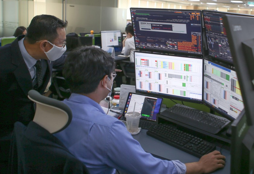 Investors are closely monitoring the stock market (Photo: SGGP) ảnh 2