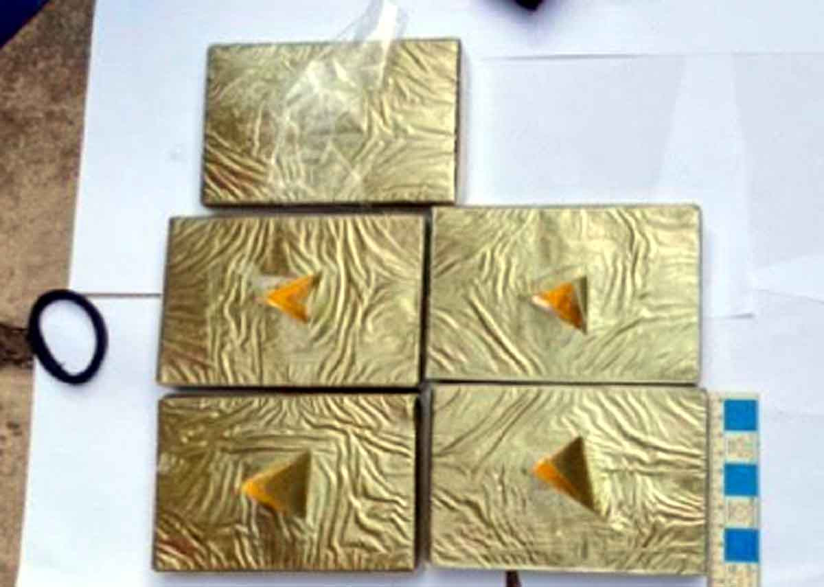 Người đàn ông lái Mazda CX5 trên cao tốc, trong xe có 5 bánh heroin z4919032675633 7ad61f50f2ad00f47 1701055550145 1.jpg