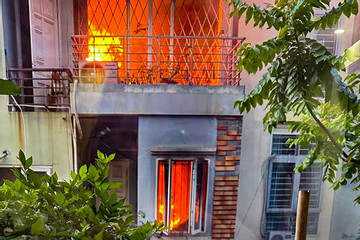 Bản tin trưa 28/11: Cháy nhà ở Hà Nội, 5 người trèo qua ban công thoát hiểm