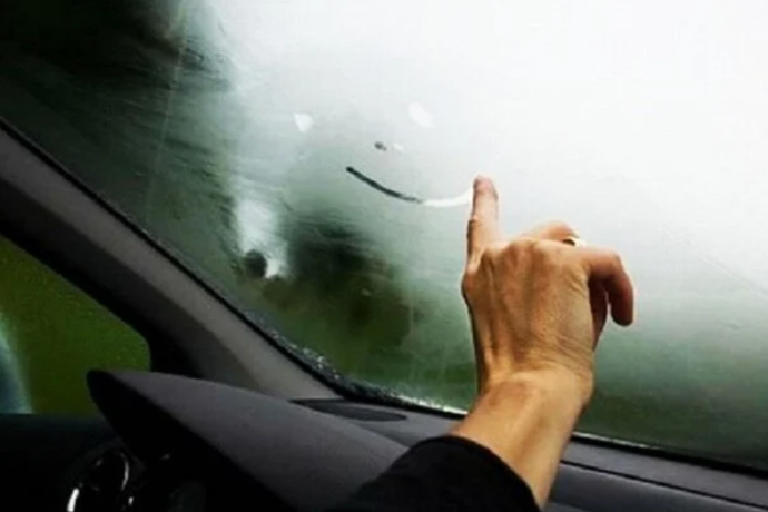 Cách xử lý khi kính ô tô bị mờ sương