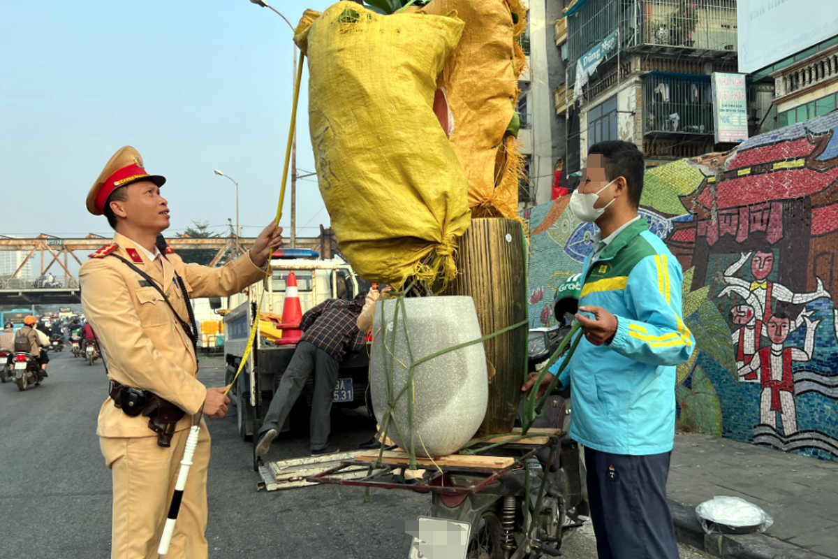 CSGT Hà Nội xử nghiêm các trường hợp chở hàng cồng kềnh trên đường phố