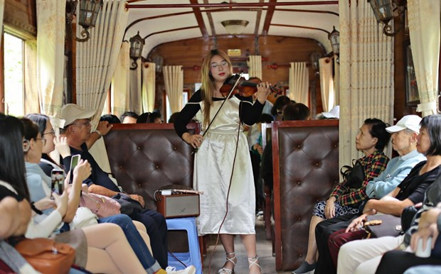 Da Lat improves customer experiences with free music shows on public trains hinh anh 1