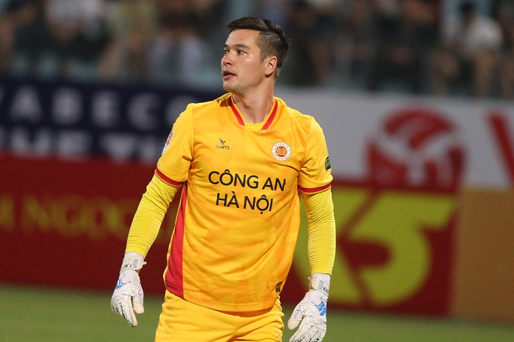 Filip Nguyễn báo tin cực vui với HLV Philippe Troussier