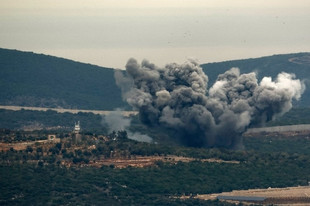 Israel bị tố pháo kích Lebanon, hàng viện trợ Mỹ tới Gaza