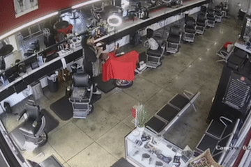 Ô tô bất ngờ đâm vào tiệm cắt tóc, khách hàng thoát nạn trong gang tấc