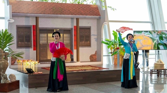 Passengers enjoy Vietnamese culture at Noi Bai Int'l Airport