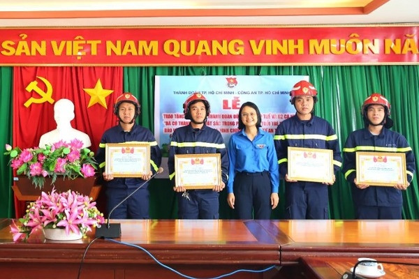 Thành Đoàn TP.HCM khen thưởng tập thể, cá nhân tham gia chữa cháy