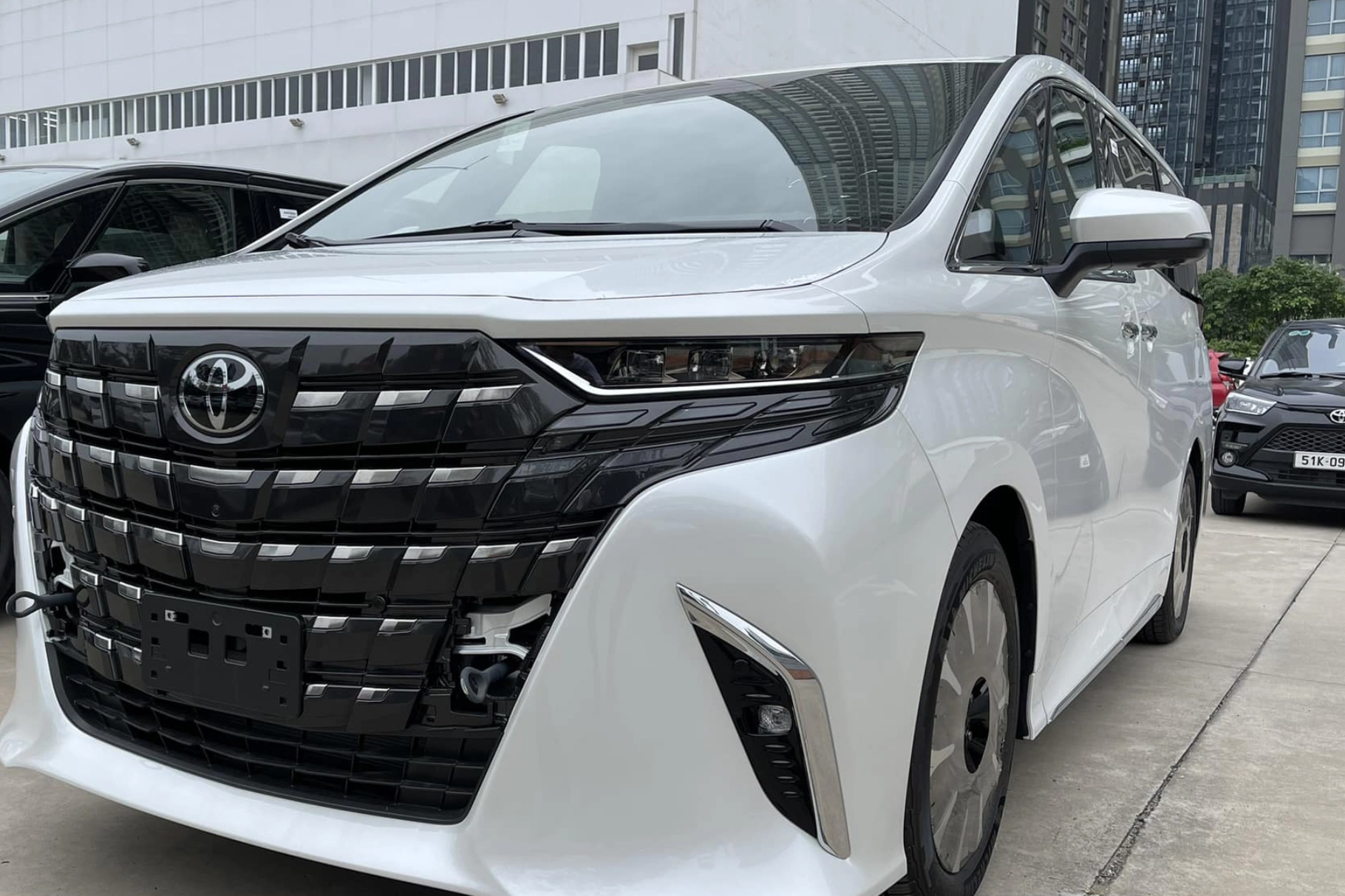 Toyota Alphard 2023 mới ra mắt chưa về VN, đại lý tư nhân đã báo chênh 300 triệu