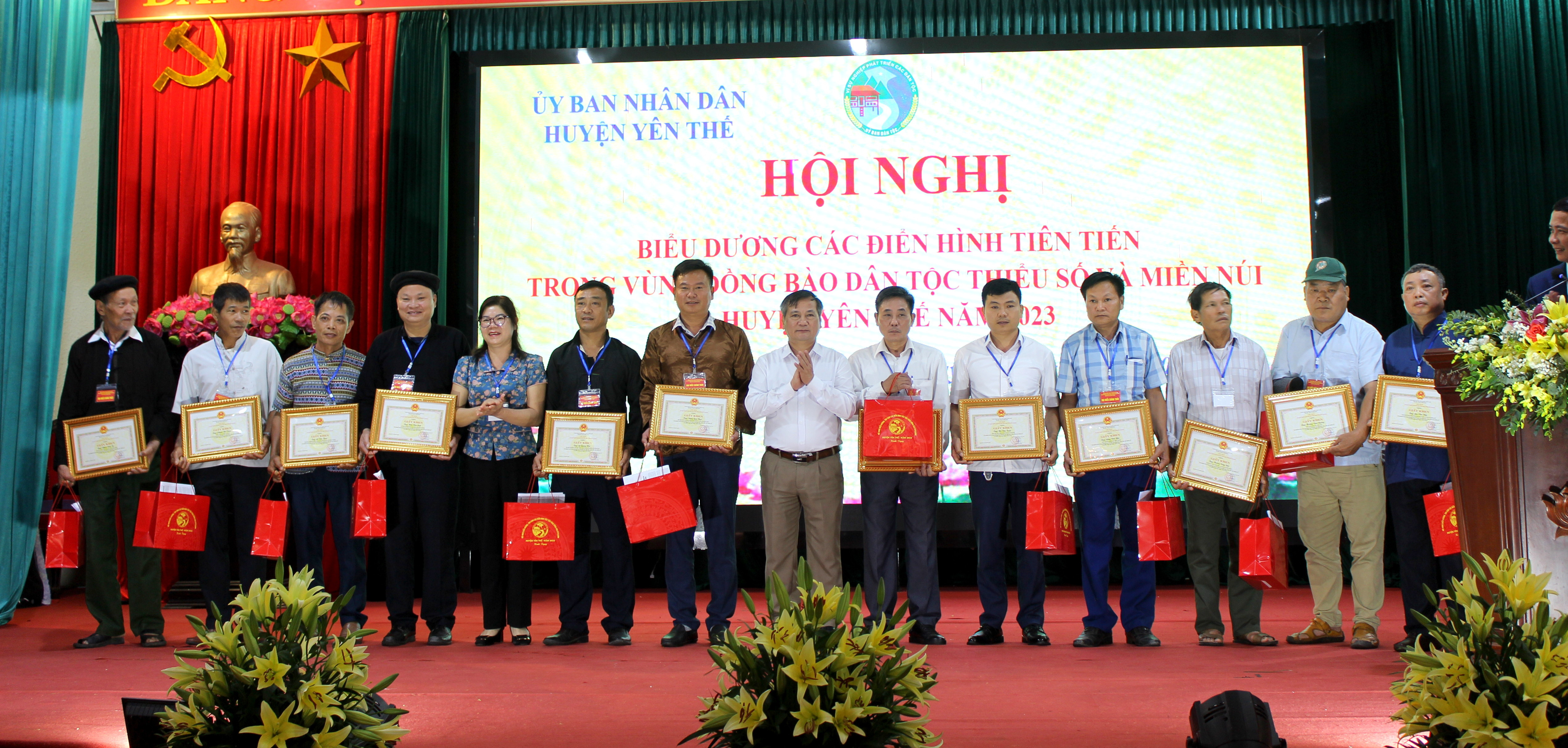 vinh danh yen the.jpg