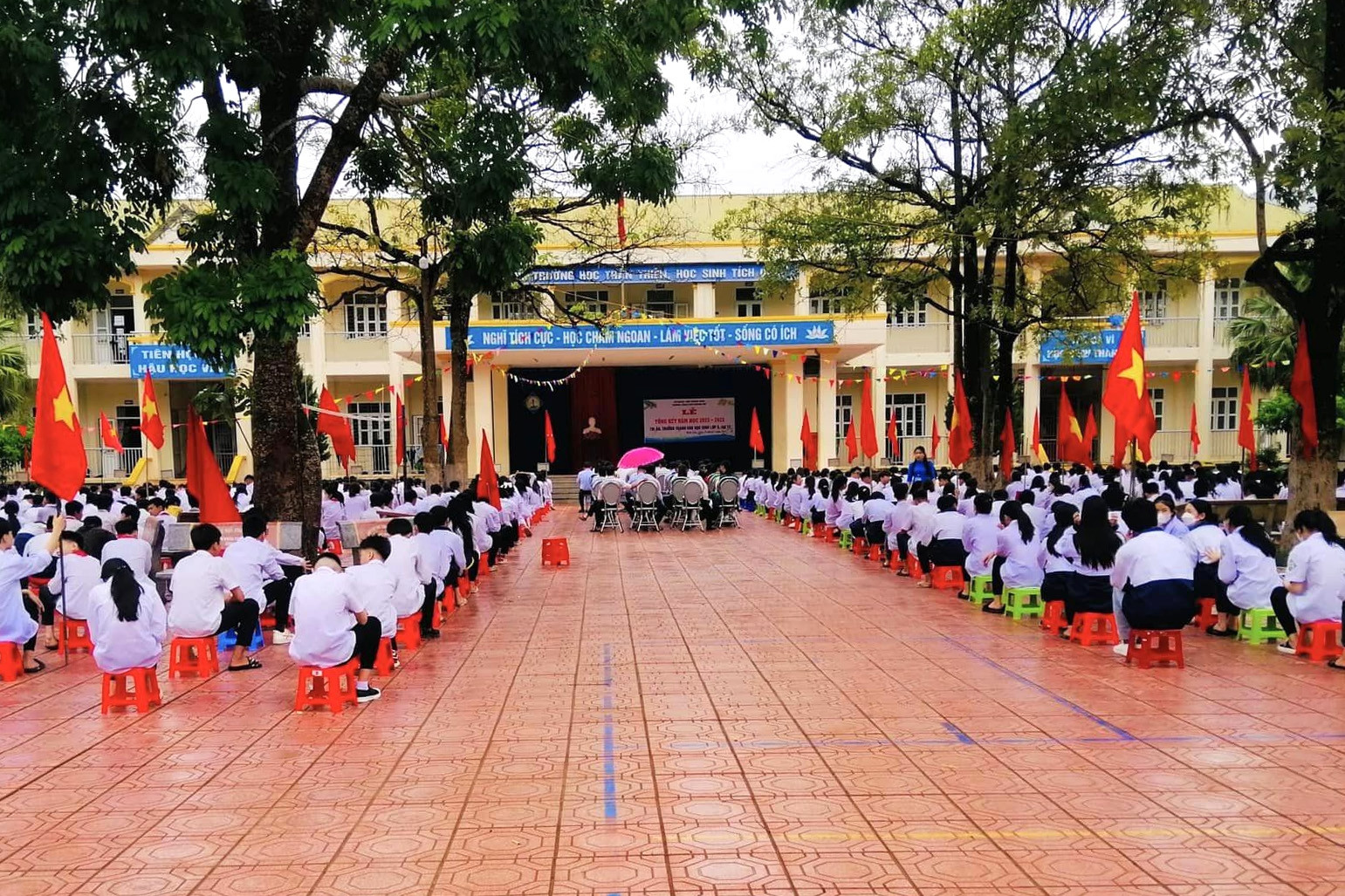 29 học sinh đau bụng, buồn nôn sau ăn kẹo lạ mua ở cổng trường