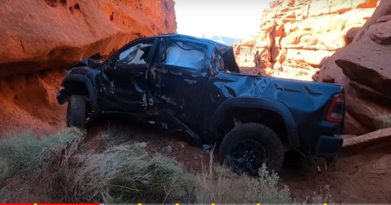 bán tải rơi xuống vực.jpg