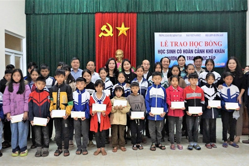 Trao học bổng trị giá 100 triệu đồng tới 50 em học sinh mồ côi ở Hà Tĩnh