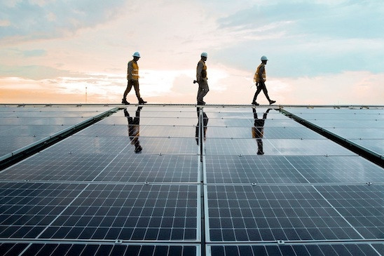 Bản tin kinh tế 3/11: Động thái mới với điện mặt trời mái nhà; trữ xăng cho Tết