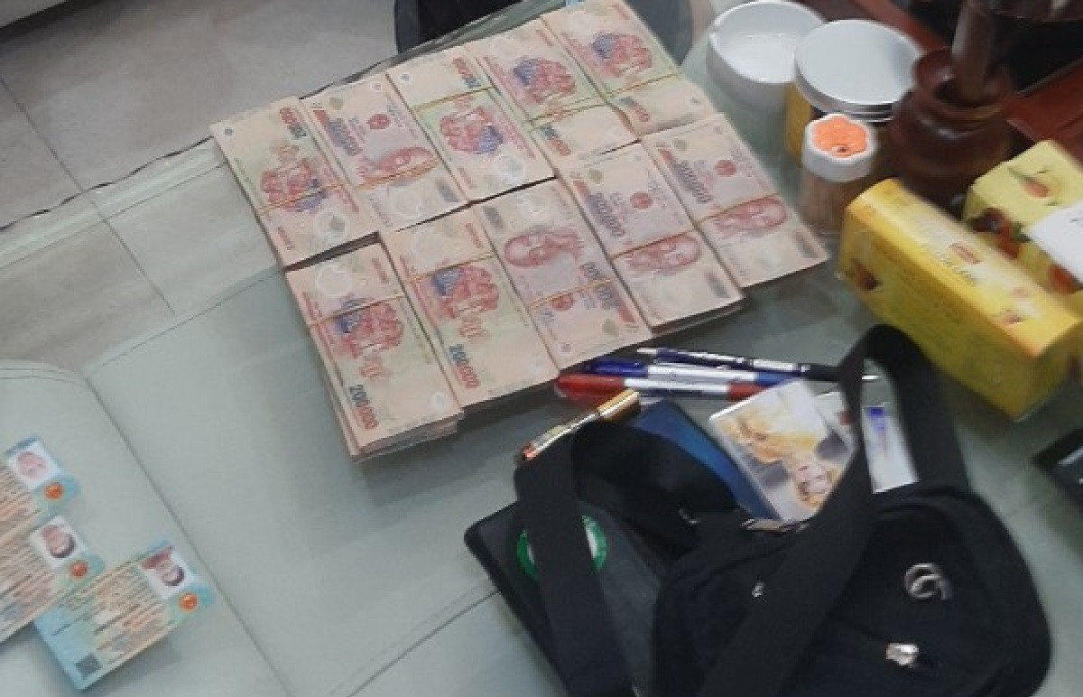 bat vo chong thay cung dom lua dao tang vat.jpg