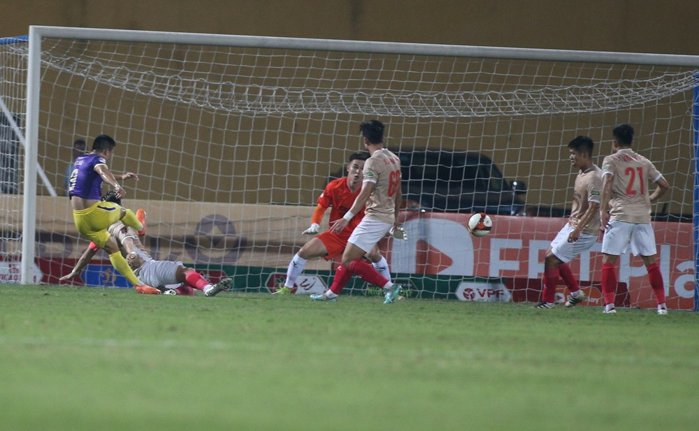 cahn vs hanoi fc 1.jpg