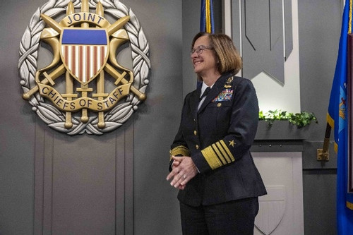 Chân dung nữ Tư lệnh Hải quân đầu tiên trong lịch sử Mỹ