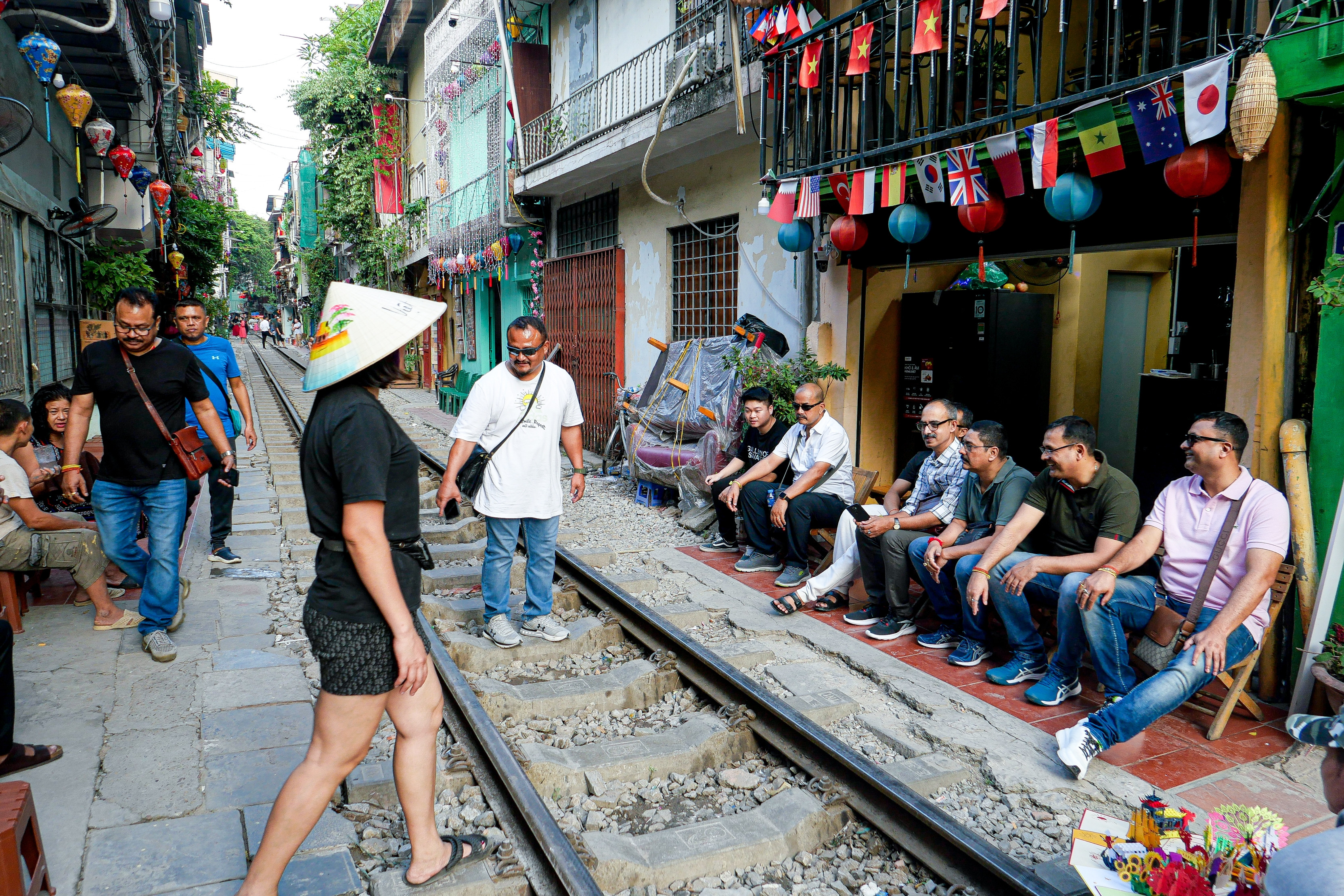 Công an phường dẹp phố cà phê đường tàu 'mới mọc', phạt 4 trường hợp vi phạm