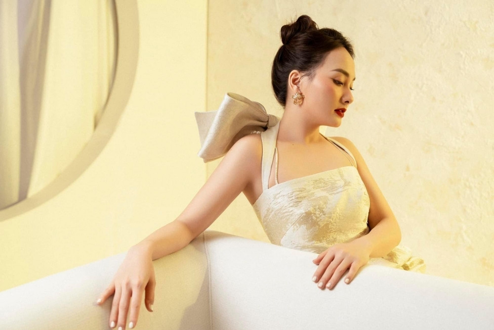 Lê Giang đoàn tụ con trai ở Úc, Bảo Thanh xinh đẹp mừng tuổi mới