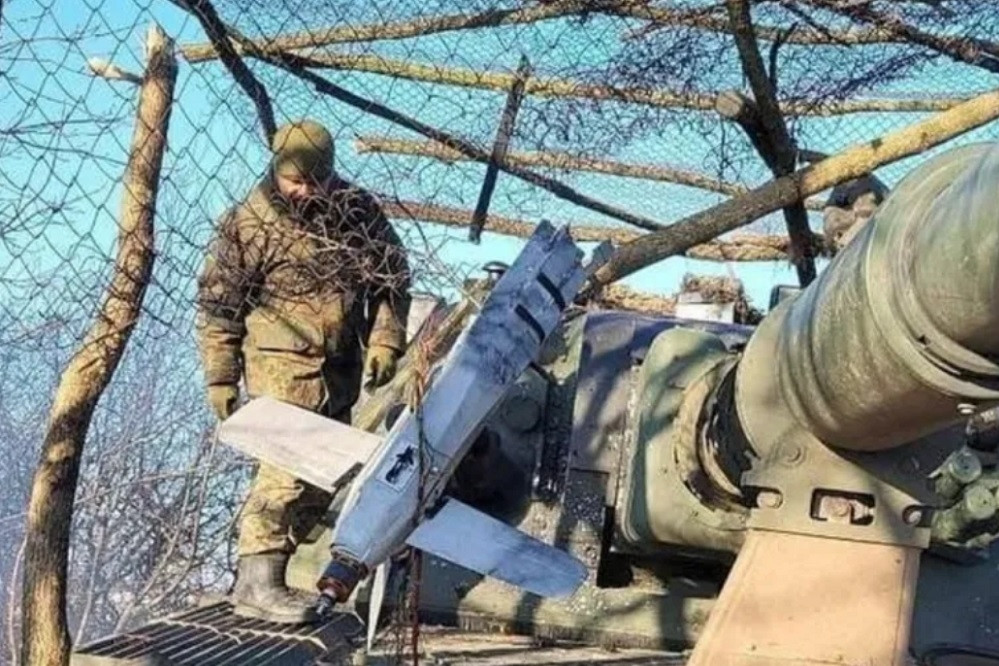 Mỹ trừng phạt nguồn cung UAV cho Nga, Đức gửi thêm khí tài tới Ukraine