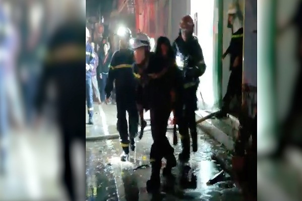 Cảnh sát PCCC kể lại phút cứu 2 bà cháu mắc kẹt trong ngôi nhà cháy