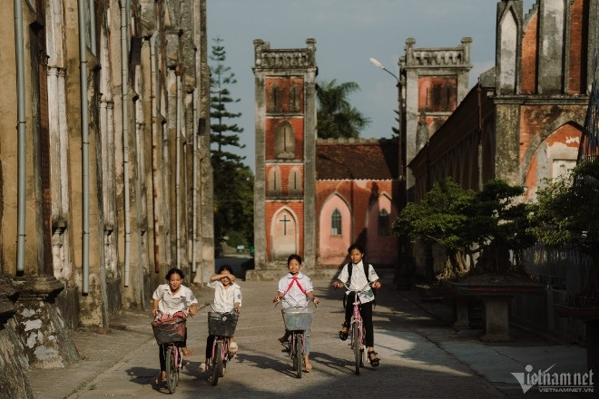 Thánh đường cổ kính hơn 140 tuổi cách Hà Nội 70km, góc chụp nào cũng như trời Âu