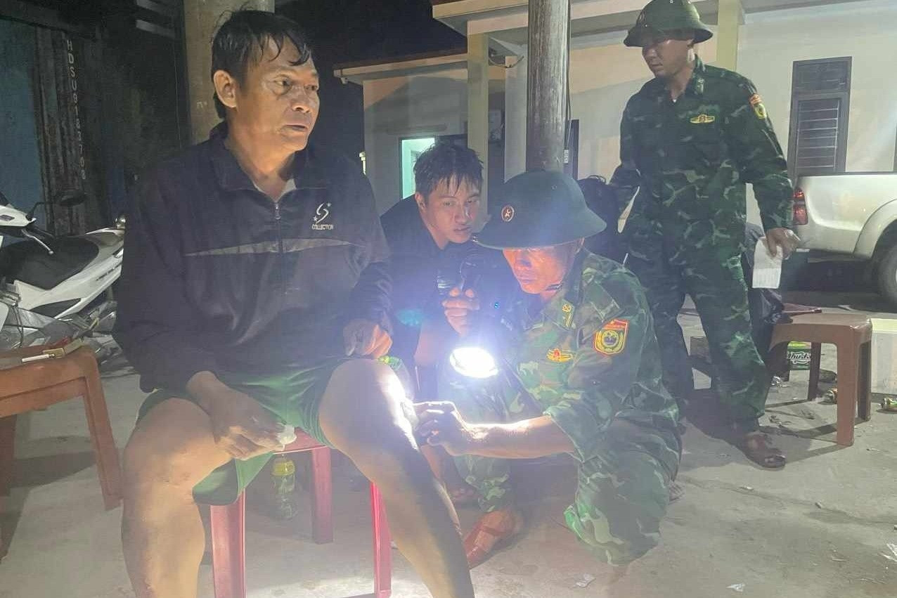 Cứu 3 thuyền viên trên tàu cá bị chìm lúc nửa đêm