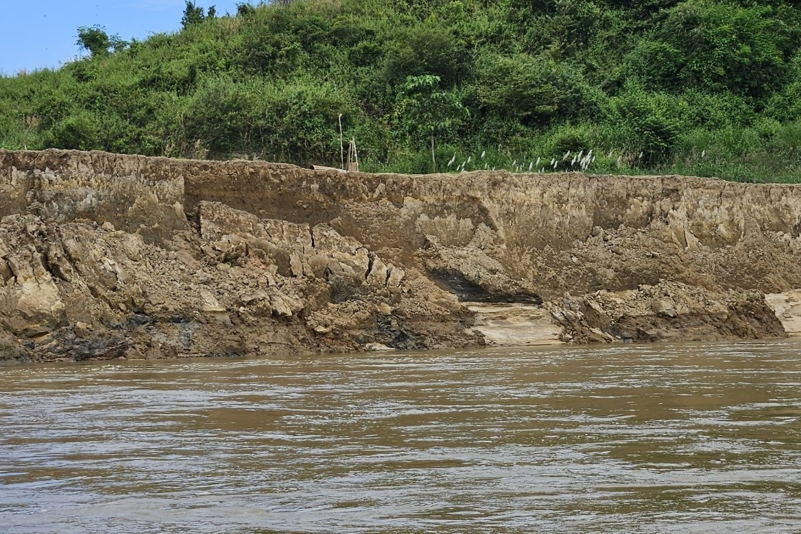 Dân phản ánh sạt lở bờ sông, Phó Chủ tịch tỉnh Đắk Lắk lên thuyền thị sát