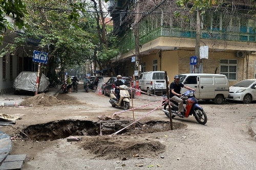 Đào đường, xẻ rãnh ngổn ngang tại khu dân cư ở Hà Nội