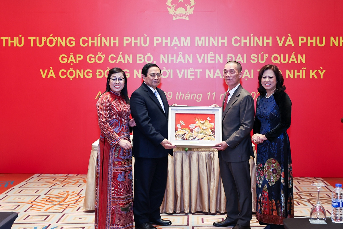 Gặp kiều bào ở Thổ Nhĩ Kỳ, Thủ tướng nhắc câu hát đi vào tâm khảm mỗi người Việt