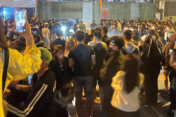 Nghệ An: Quốc lộ ùn ứ vì đám đông tụ tập xem đánh ghen