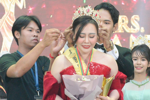 Phan Kim Oanh bật khóc khi được bổ nhiệm thêm một nhiệm kỳ hoa hậu