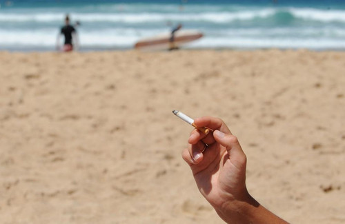 Pháp cấm hút thuốc trên bãi biển và trong công viên