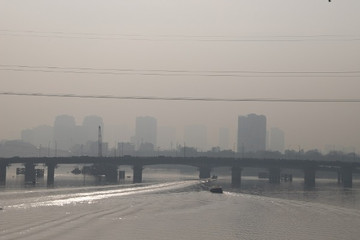 TP.HCM chìm trong sương mù, cảnh báo ô nhiễm không khí gây hại cho sức khỏe