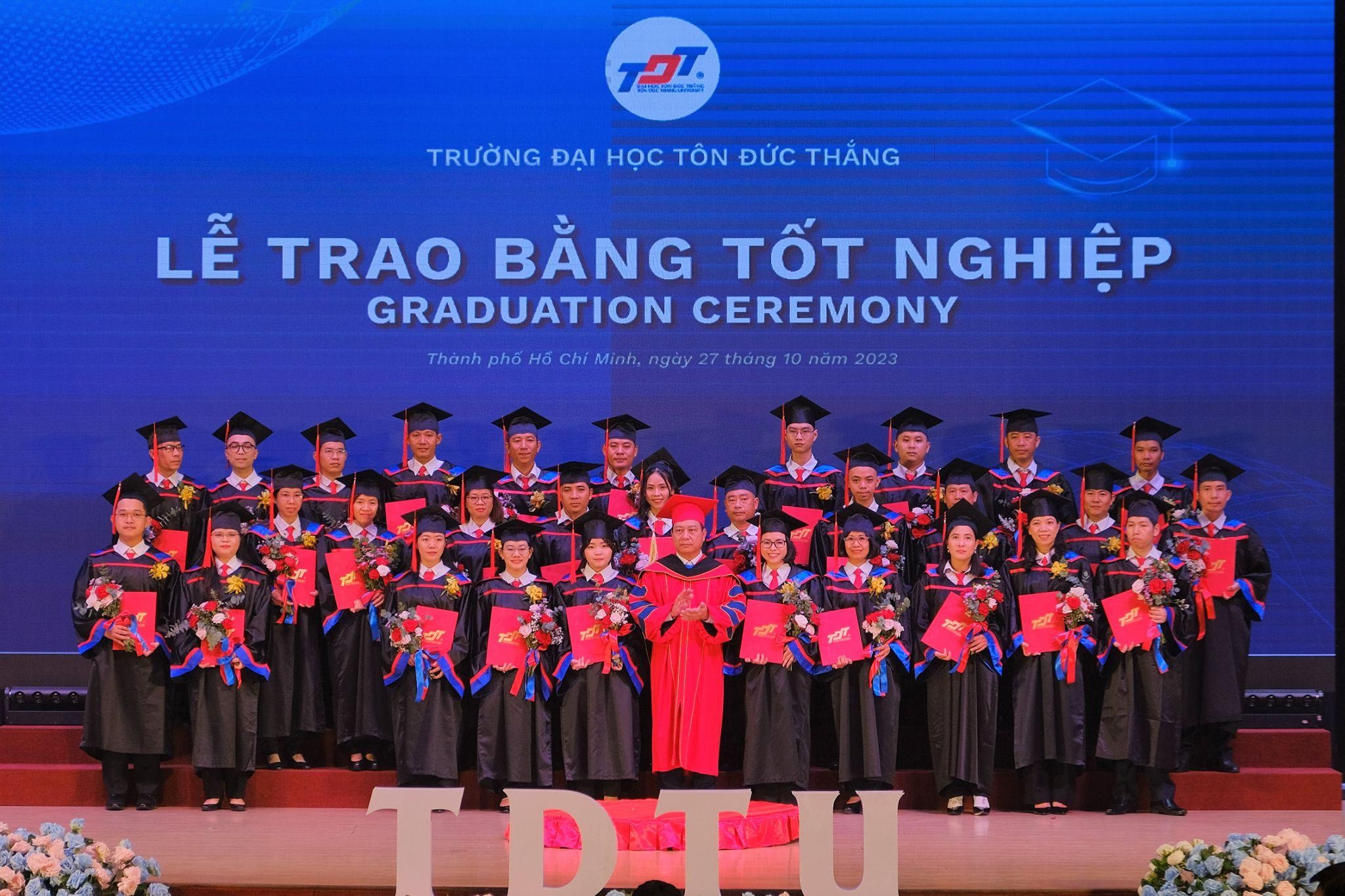 Trường Đại học Tôn Đức Thắng trao bằng tốt nghiệp cho 3.600 học viên 