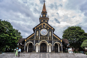 Nhà thờ tuyệt đẹp hoàn toàn bằng gỗ, hơn 100 năm vẫn nguyên vẹn ở Kon Tum