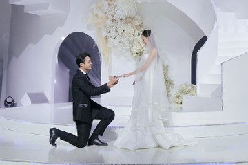 Á hậu Hương Ly được trao nhẫn cưới trên sân khấu