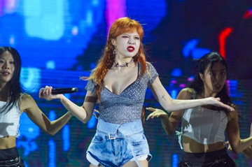 HyunA tự đổ nước lên người, HIEUTHUHAI thay áo trên sân khấu