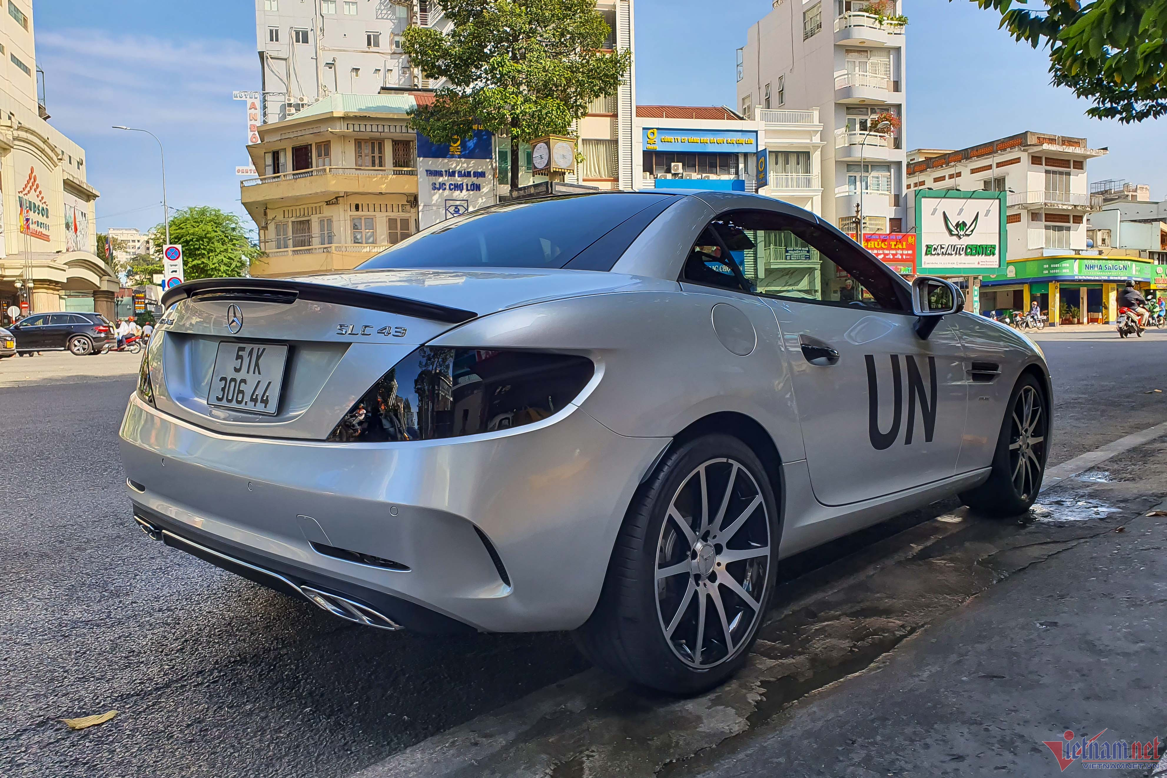 Cận cảnh Mercedes-AMG SLC 43 hàng hiếm của ông Đặng Lê Nguyên Vũ