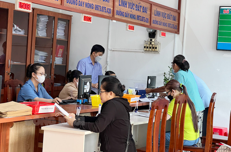 Người dân đến thực hiện thủ tục hành chính tại Bộ phận tiếp nhận và trả kết quả huyện Châu Thành.