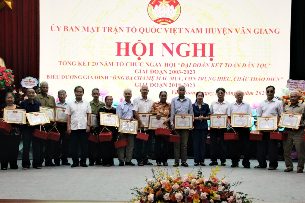 Điểm sáng phong trào ông bà mẫu mực tại Hưng Yên