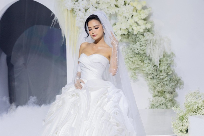 Hoa hậu Ngọc Châu diện váy cưới kết tùng bằng 100m lụa