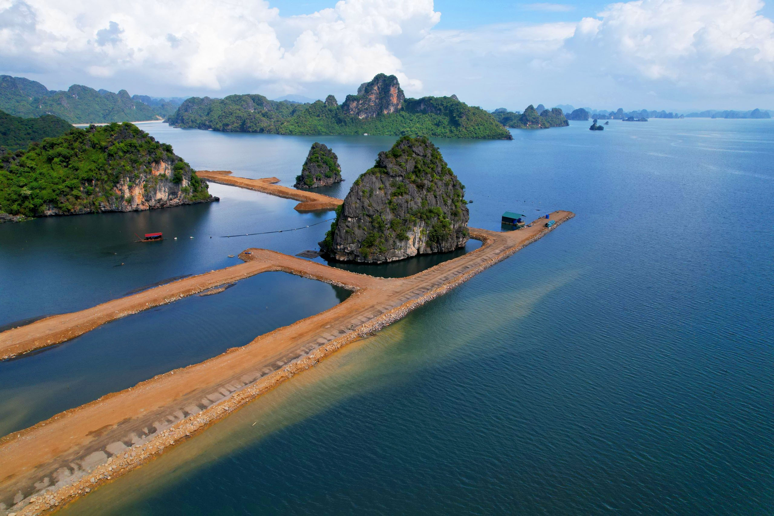 Loạt sai phạm trong thi công dự án đổ đất quây núi thành 'hòn non bộ'